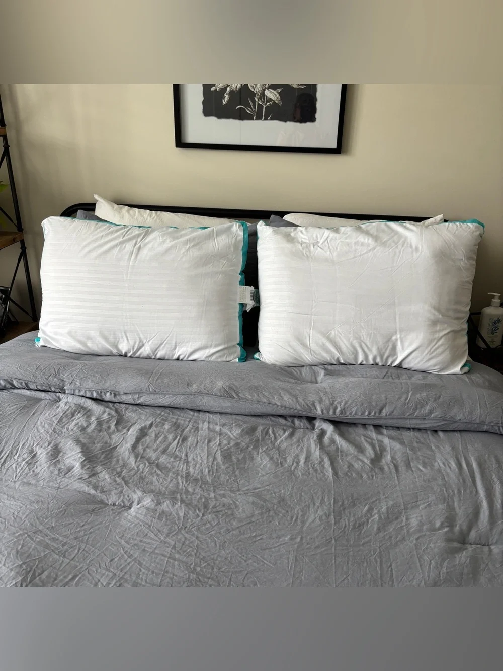 Set of 2 bed pillows white 17X24”